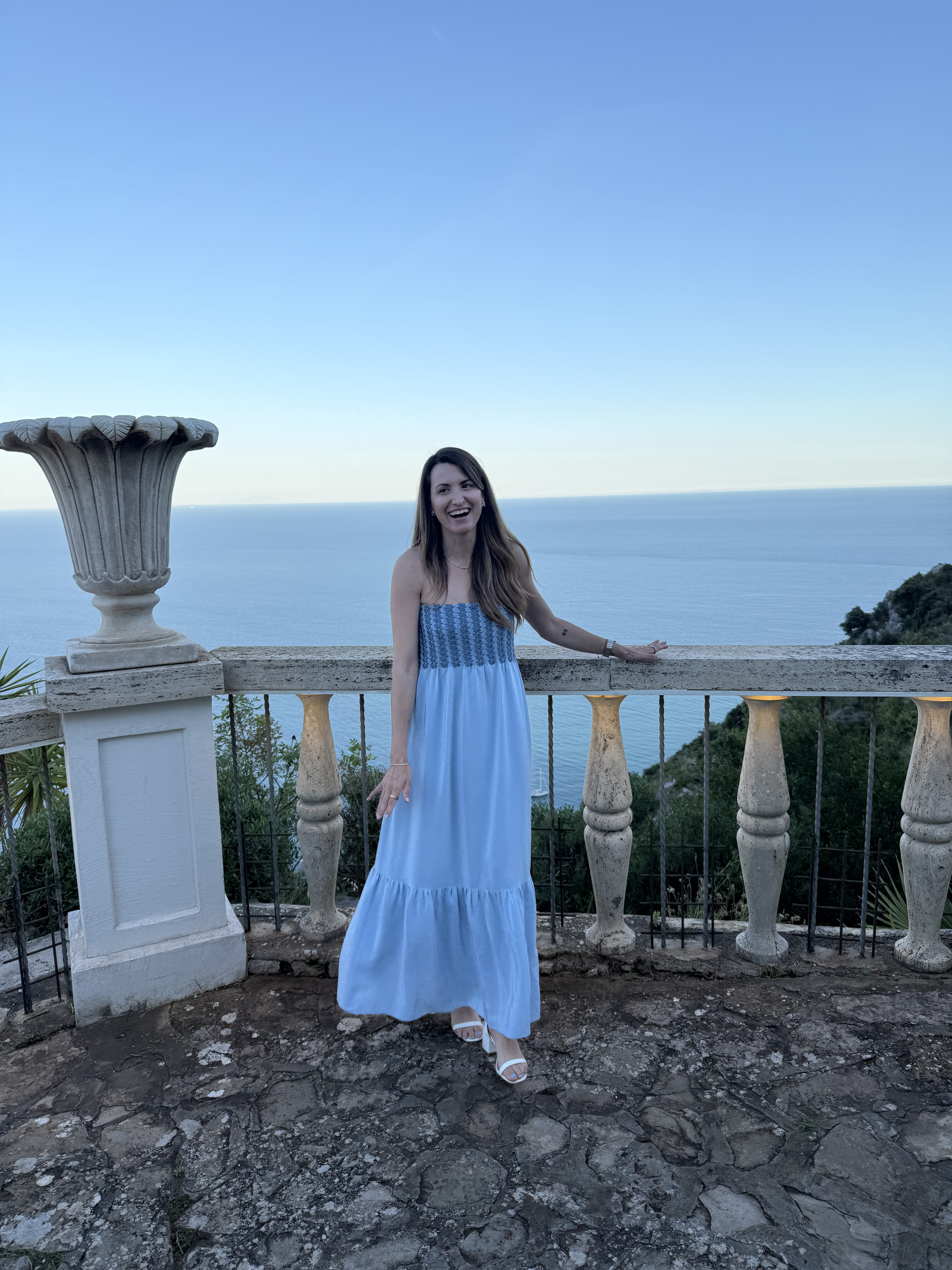 Teresa Budetta su una terrazza sul mare